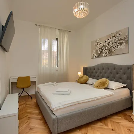 Augustus Apartment